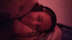 drei Bilder auf dem ersten Bild steht der Name Olga auf dem zweiten Bild ist Olga fröhlich; auf dem dritten Bild ist ein rötlicher Farbton, sie liegt mit Kopfhörer im Bett und hat die Augen geschlossen.