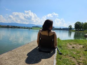 drei Bilder
Auf dem ersten Bild steht der Name Christine, 
auf dem zweiten Bild sitzt Christine, Hintergrund Berge;
auf dem dritten Bild liegt sie im Bett, mit einem kleinen Hund. 